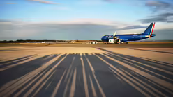 Rom: Das Flugzeug, das Papst Leo XIV. zu einer sechstägigen Reise in die Türkei und den Libanon bringt, steht am Flughafen Fiumicino zum Abflug bereit / © Alessandra Tarantino/AP (dpa)