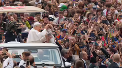 Papst Leo XIV.  bei seiner wöchentlichen Generalaudienz auf dem Petersplatz / © Andrew Medichini/AP (dpa)