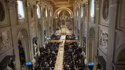 Papst Leo XIV. zelebriert am Gr&uuml;ndonnerstag in der Lateranbasilika in Rom die Missa in Coena Domini, die Messe vom Letzten Abendmahl. / &copy; Andrew Medichini/AP/dpa (dpa)
