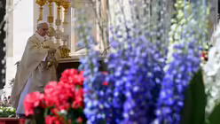 Ostermesse mit Papst Leo XIV. und vielen Blumen am 5. April 2026 im Vatikan. / &copy; Vatican Media/Romano Siciliani (KNA)