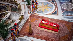 Liturgie am offenen Sarg mit dem Leichnam von Papst Franziskus am 23. April 2025 im Petersdom im Vatikan / © Paolo Galosi/Romano Siciliani (KNA)