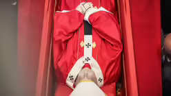 Blick von oben auf den offenen Sarg mit dem Leichnam von Papst Franziskus  / © Lola Gomez/Vatican Pool (KNA)