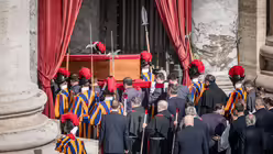 Sargträger tragen den offenen Sarg mit dem Leichnam von Papst Franziskus / © Cristian Gennari/Romano Siciliani (KNA)