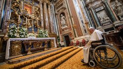 Papst Franziskus betet in der Kirche Santa Maria Maggiore / © Vatican Media/Romano Siciliani (KNA)