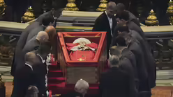 Der Leichnam von Papst Franziskus wird im offenen Sarg über den Petersplatz zum Petersdom überführt / © Emilio Morenatti (dpa)