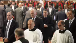 Massimo Strappetti (M, l.), persönlicher Pfleger des Papstes, nimmt an der Prozession mit dem Leichnam von Papst Franziskus im Petersdom / © Alessandra Tarantino/AP (dpa)