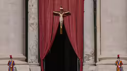 Päpstliche Schweizergardisten stehen im Vatikan vor dem Petersdom auf dem Petersplatz / © Bernat Armangue/AP (dpa)