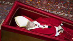 Der Leichnam von Papst Franziskus liegt im offenen Sarg im Petersdom im Vatikan / © Stefano Carofei (dpa)