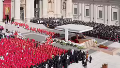 Der verschlossene Sarg (r) steht bei der Trauermesse für den verstorbenen Papst Franziskus auf dem Petersplatz / © Michael Kappeler (dpa)