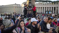 Menschen füllen den Petersplatz vor der Beerdigung von Papst Franziskus im Vatikan / © Andreea Alexandru (dpa)