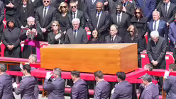 Bundespr&auml;sident Frank-Walter Steinmeier (M) und seine Frau Elke B&uuml;denbender (Mitte, l) stehen nach der Trauermesse f&uuml;r den verstorbenen Papst Franziskus auf dem Petersplatz hinter dem Sarg, der zur&uuml;ck in den Petersdom gebracht wird / &copy; Michael Kappeler (dpa)