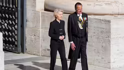 Die Pr&auml;sidentin der Europ&auml;ischen Kommission, Ursula von der Leyen, kommt zur Trauermesse f&uuml;r den verstorbenen Papst Franziskus auf dem Petersplatz / &copy; Michael Kappeler (dpa)