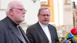 Kardinal Reinhard Marx (l) und Georg B&auml;tzing, Vorsitzender der Deutschen Bischofskonferenz, geben nach der Trauermesse f&uuml;r den verstorbenen Papst Franziskus vor der Villa Mater Dei, dem G&auml;stehaus der Deutschen Bischofskonferenz, ein Statement / &copy; Michael Kappeler (dpa)