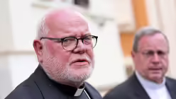 Kardinal Reinhard Marx (l) und Georg B&auml;tzing, Vorsitzender der Deutschen Bischofskonferenz, geben nach der Trauermesse f&uuml;r den verstorbenen Papst Franziskus vor der Villa Mater Dei, dem G&auml;stehaus der Deutschen Bischofskonferenz, ein Statement / &copy; Michael Kappeler (dpa)