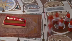 Kardinäle erweisen dem verstorbenen Papst Franziskus im Petersdom im Vatikan die letzte Ehre / © Alessandro Di Meo/ANSA POOL (dpa)