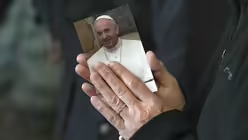 Gebete für Papst Franziskus / © Andrew Medichini / AP (dpa)