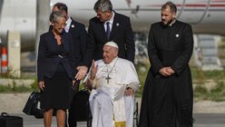 Marseille: Papst Franziskus (vorne M) wird von Elisabeth Borne (l), Premierministerin von Frankreich, begrüßt / © Alessandra Tarantino (dpa)