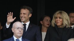 Präsident Emmanuel Macron (hinten) mit seiner Ehefrau Brigitte Macron bei der Papstmesse in Marseille (dpa)