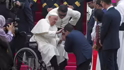 Indonesien, Tangerang: Papst Franziskus (M,l) wird von einem indonesischen Beamten bei seiner Ankunft am Soekarno-Hatta International Airport begrüßt / © Achmad Ibrahim (dpa)