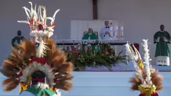 Papst Franziskus (M) leitet die Sonntagsmesse im Sir John Guise Stadion in Port Moresby, Papua-Neuguinea  / © Gregorio Borgia (dpa)
