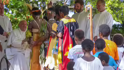 Papst Franziskus trifft Indigene in der Holy Trinity Humanistic School in Baro nahe Vanimo in Papua-Neuguinea / © Gregorio Borgia (dpa)