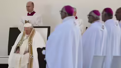 Der ersch&ouml;pfte Papst Franziskus in L Aquila / &copy; Domenico Stinellis (dpa)