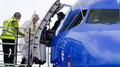 Papst Franziskus (M) benutzt eine Fahrgast-Treppe, um in sein Flugzeug nach Malta steigen / &copy; Alessandra Tarantino (dpa)