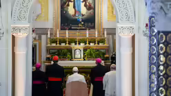 Papst Franziskus (M) betet in der N&auml;he Basilika Ta Pinu vor der Jungfrau Maria / &copy; Andrew Medichini (dpa)