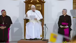 Papst Franziskus (M) h&auml;lt auf dem Vorplatz der Basilika Ta Pinu eine Rede / &copy; Andrew Medichini (dpa)