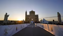 Gl&auml;ubige stehen auf dem Vorplatz der Basilika Ta Pinu, wo Papst Franziskus (M) eine Rede h&auml;lt / &copy; Andrew Medichini (dpa)