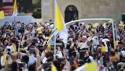 Malta, Floriana: Papst Franziskus f&auml;hrt mit dem Papamobil an jubelnden Gl&auml;ubigen vorbei / &copy; Johannes Neudecker (dpa)