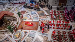 Liturgie am offenen Sarg mit dem Leichnam von Papst Franziskus am 23. April 2025 im Petersdom im Vatikan / © Paolo Galosi/Romano Siciliani (KNA)