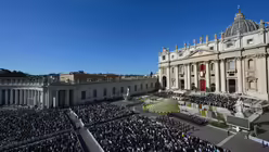 Blick auf den Petersplatz mit vielen Menschen w&auml;hrend der Ostermesse mit Papst Leo XIV. am 5. April 2026 im Vatikan. / &copy; Vatican Media/Romano Siciliani (KNA)
