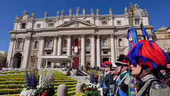 Ostermesse mit Papst Leo XIV. und vielen Blumen am 5. April 2026 im Vatikan. / &copy; Vatican Media/Romano Siciliani (KNA)