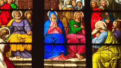 Das Pfingstfenster im K&ouml;lner Dom zeigt die Herabkunft des Heiligen Geistes in Feuerzungenform auf die Gottesmutter Maria und die J&uuml;nger (DR)