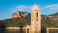 Im spanischen Vilanova de Sau gibt es ebenalls einen Kirchturm der geflutet wurde. Der Pant&agrave; de Sau oder Embassament de Sau ist ein Stausee des Flusses Ter in der Provinz Barcelona in der Comarca Osona, Katalonien. / &copy; JSF3 (shutterstock)