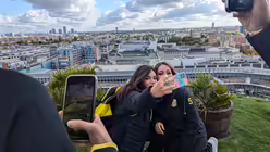 Selfie Time auf dem Axel Springer Haus (DR)