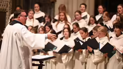 Oliver Sperling mit dem M&auml;dchenchor am K&ouml;lner Dom / &copy; Beatrice Tomasetti (DR)