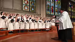 Oliver Sperling mit dem M&auml;dchenchor am K&ouml;lner Dom / &copy; Beatrice Tomasetti (DR)