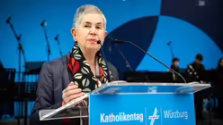 Irme Stetter-Karp, die Pr&auml;sidentin des Zentralkomitees der deutschen Katholiken, bei der Er&ouml;ffnung des 104. Katholikentags am 13. Mai 2026 in W&uuml;rzburg. / &copy; Nicolas Ottersbach (DR)