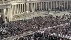 Tausende Gläubige auf dem Petersplatz während der Überführung / © Sonja Geus (DR)