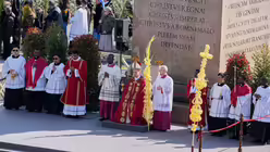 Papst Leo XIV. (M) leitet die Messe auf dem Petersplatz im Vatikan am Palmsonntag / &copy; Alessandra Tarantino/AP (dpa)