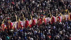 Kardin&auml;le ziehen in einer Prozession Papst Leo XIV. voran, der die Messe auf dem Petersplatz im Vatikan am Palmsonntag feiert / &copy; Alessandra Tarantino/AP (dpa)