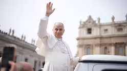 Papst Leo XIV. winkt nach der Messe auf dem Petersplatz am Palmsonntag / &copy; Andrew Medichini/AP (dpa)