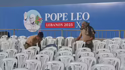 Beirut: Soldaten der libanesischen Armee stellen Stühle auf, um den Bereich vorzubereiten, in dem Papst Leo XIV. während seines Besuchs im Libanon eine Heilige Messe feiern wird / © Hussein Malla/AP (dpa)