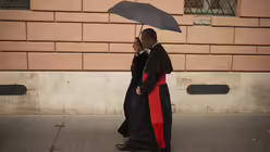 Kardinal Gregorio Rosa Chavez geht vor dem Konklave zur Wahl eines neuen Papstes auf dem Petersplatz (dpa)