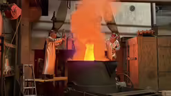 Das fl&uuml;ssige Metall wird vom Ofen in den gro&szlig;en Gusstiegel gegossen (Glockengie&szlig;erei Grassmayr)