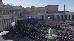 Weißer Rauch steigt am Abend des zweiten Tages des Konklaves zur Wahl eines neuen Papstes aus dem Schornstein der Sixtinischen Kapelle auf / © Antonio Calanni/AP (dpa)