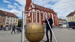 Johannes Schr&ouml;er mit dem DOMRADIO.DE Weihrauchfass in W&uuml;rzburg / &copy; Martin Bialas (DR)