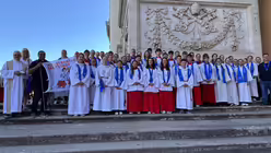 Ministrantinnen und Ministranten aus Erftstadt und Solingen kurz vor dem Eröffnungsgottesdienst der Romwallfahrt in der Lateranbasilika. / © Moritz Mayer (DR)
